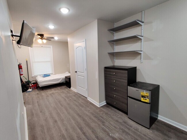 Building Photo - 5535 Crowson St