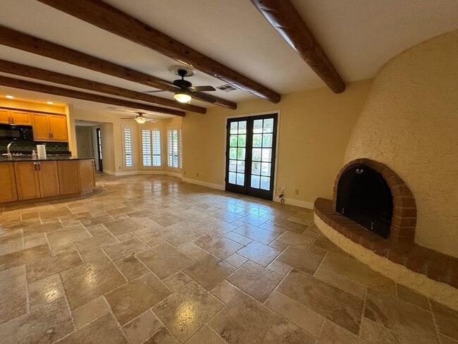 Building Photo - Modern Living Meets Outdoor Luxury in North Phoenix