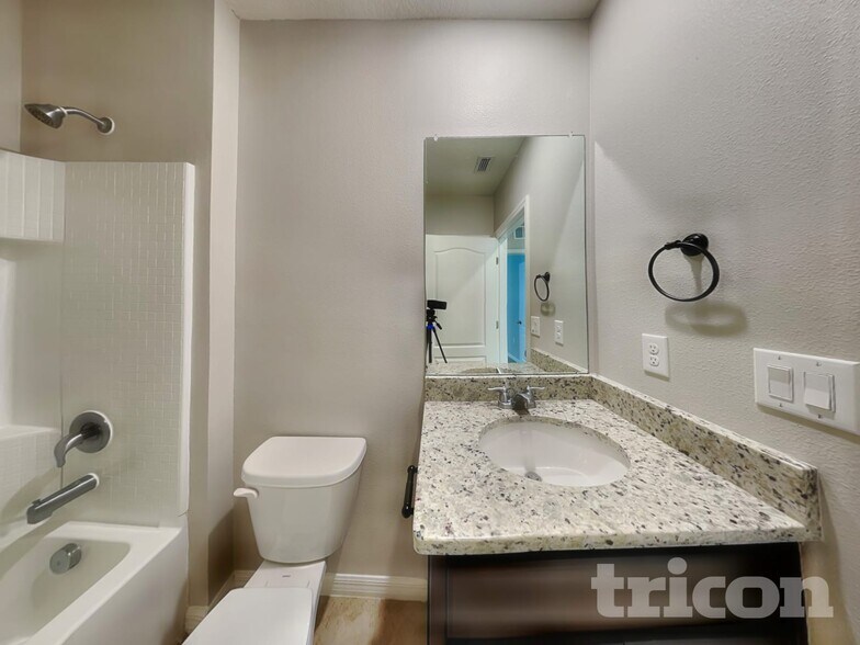 Building Photo - 5765 Arlington River Dr.