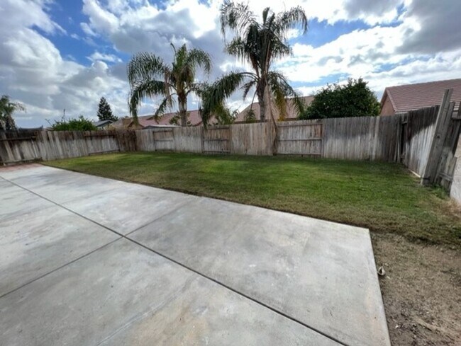 Building Photo - Southwest Bakersfield 4 Bedroom Home