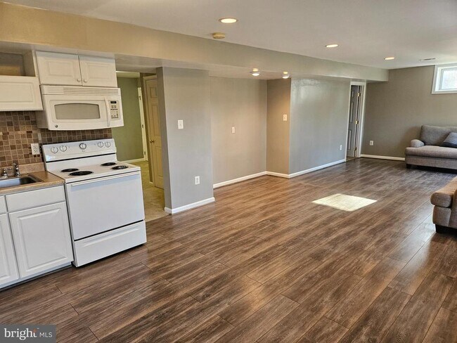 Building Photo - 9296 Hillis Ct