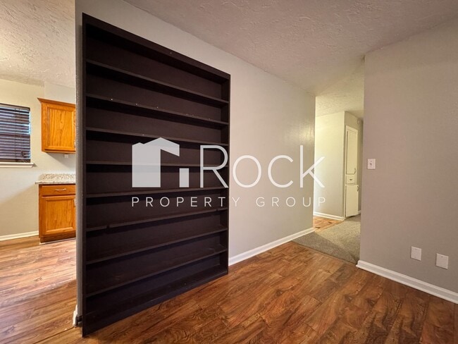 Building Photo - 3 Bedroom Home with Brand New Carpet *$300...