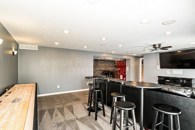 Building Photo - 730 Sunset Ln