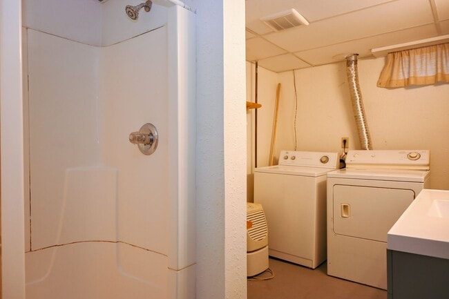 Building Photo - Huge 5 Bed 2 Bath Home for Rent! Great Loc...