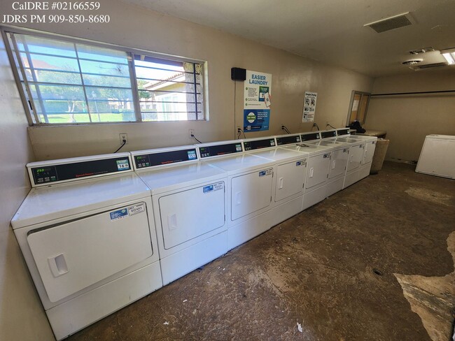 Building Photo - Corona 2 Bedroom Condo
