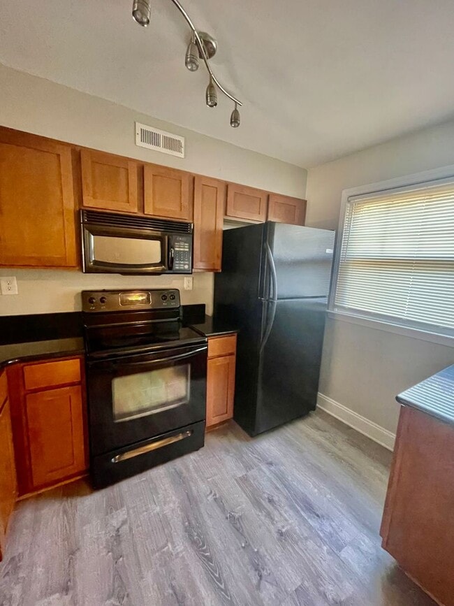 Building Photo - Must see this adorable 2 bedroom 1.5 bath ...