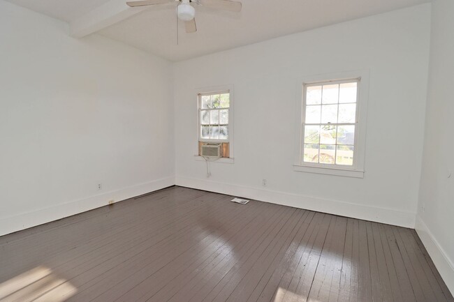 Building Photo - 2 Bedroom, 1 Bathroom Duplex in Downtown C...