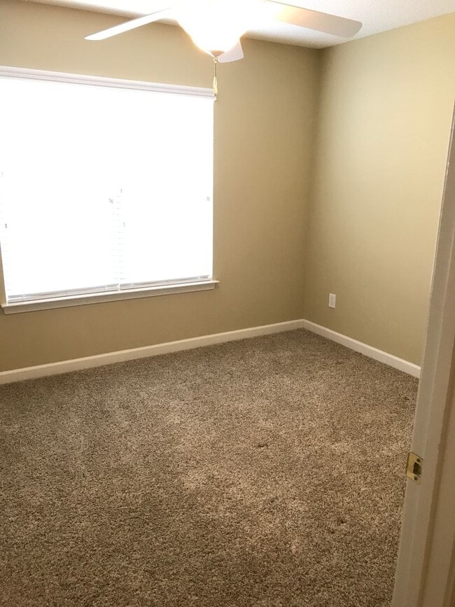 Building Photo - Beautiful 2 Bed/ 2 Bath Ranch in Desirable 55+ Neighborhood Located in Mooresville