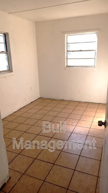 Building Photo - 746 S Lee Ave