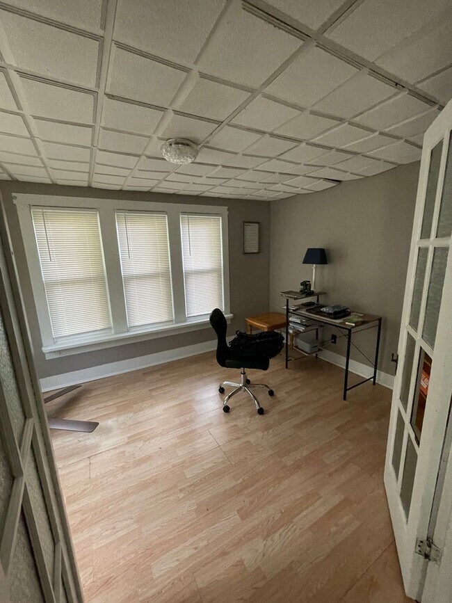 Building Photo - 606 N Court