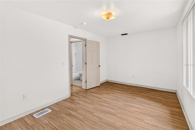 Building Photo - 2204 Fan Palm Dr