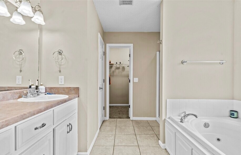 Master bed bathroom - 108 Fieldstone Dr