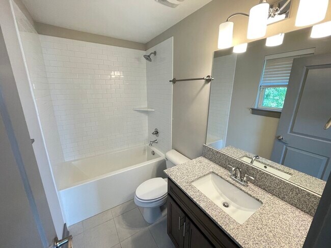 Building Photo - Bristol Creek 2 bedroom unit with fenced p...