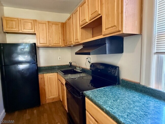 Building Photo - 37 Oakland Terrace