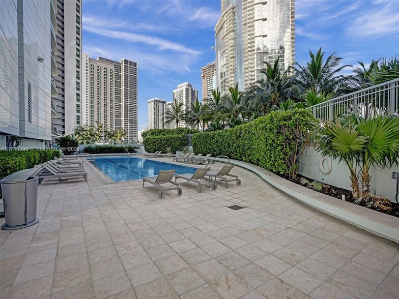 Building Photo - 900 Biscayne