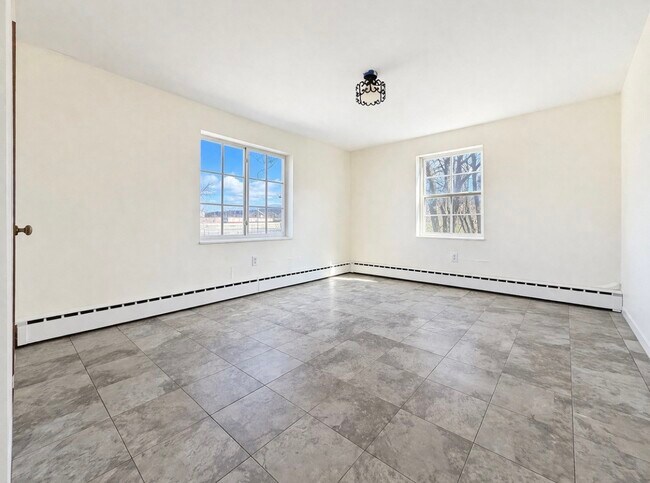 Building Photo - 7 Tompkins St