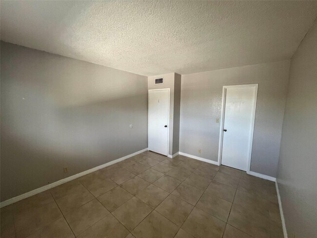 Building Photo - 2020 NE 56th St