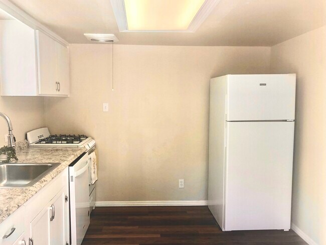 Building Photo - 1246 Oak St