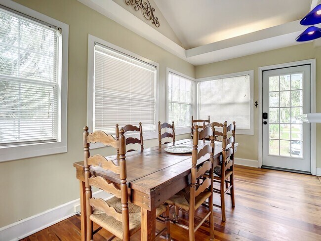 Building Photo - Charming Carriage House