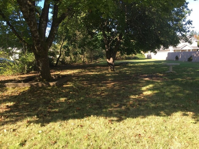 Building Photo - Adorable2 bedroom SE Portland home with 1/2 acre large backyard.