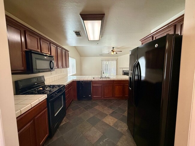 Building Photo - Beautiful 3 Bed / 2 Bath Home with Spacious Layout & Great Natural Light