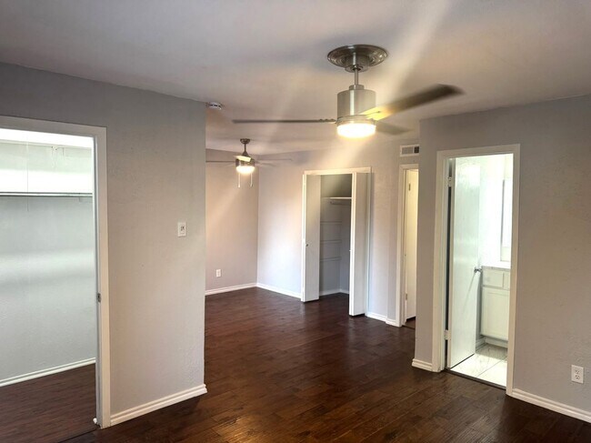 Building Photo - 312 Valley Park Dr