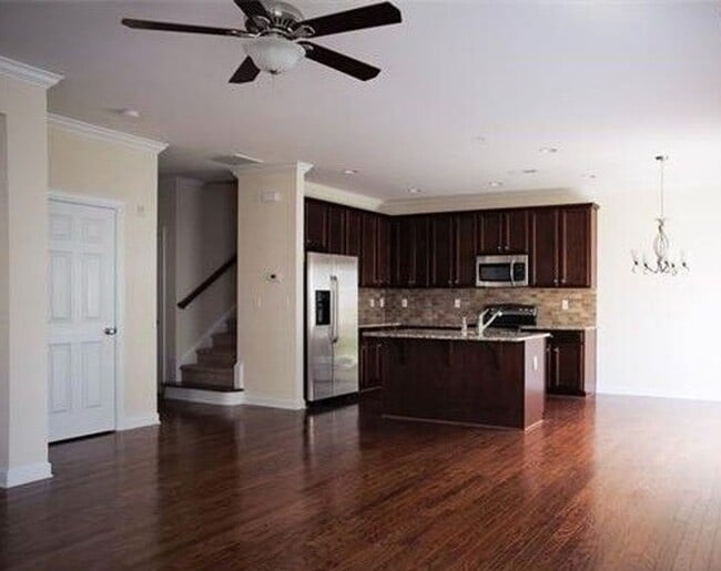 Building Photo - GORGEOUS 3 BR Townhome in the Heart of Bal...
