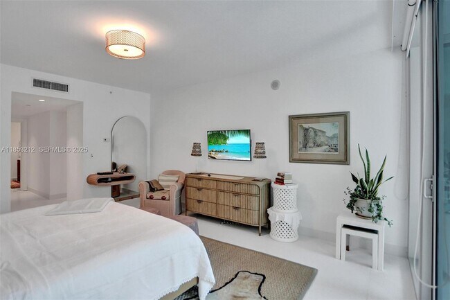 Building Photo - 2627 S Bayshore Dr