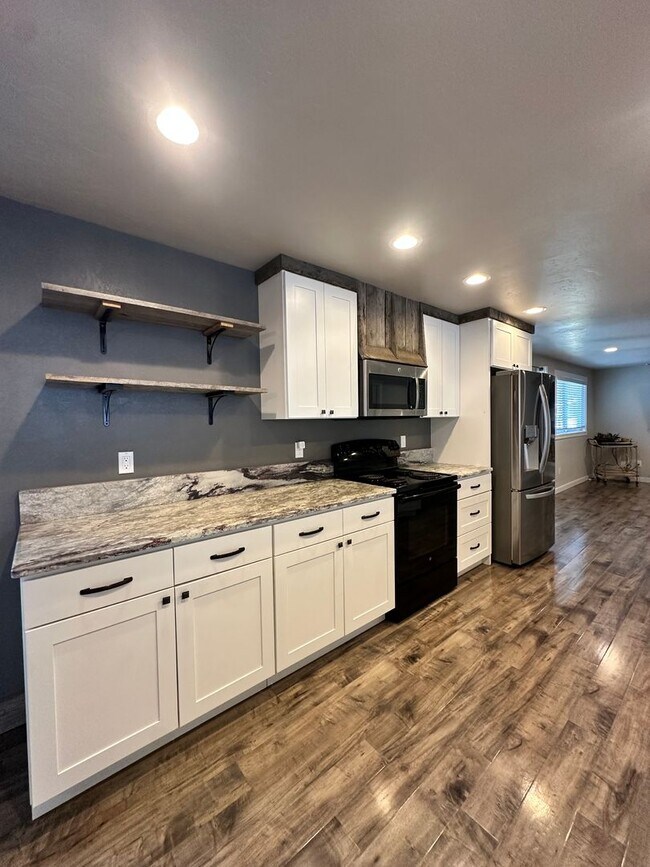 Building Photo - Beautifully Remodeled 3 Bedroom, 2 Bathroom Home – Move-In Ready!