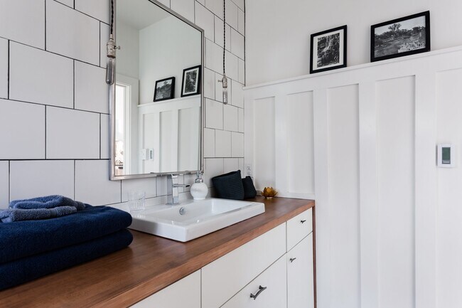 Building Photo - 55 Lynn St