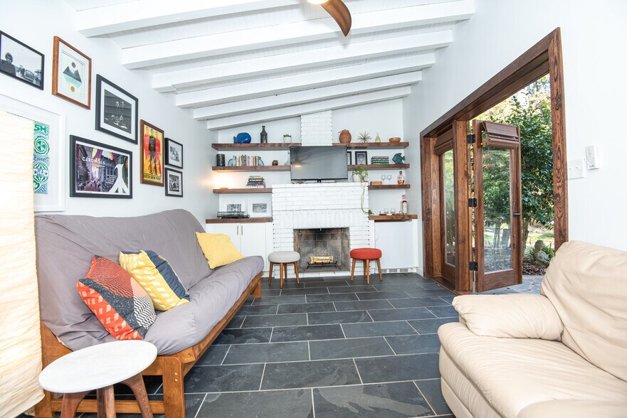 Building Photo - 1096 Oakfield Dr SE