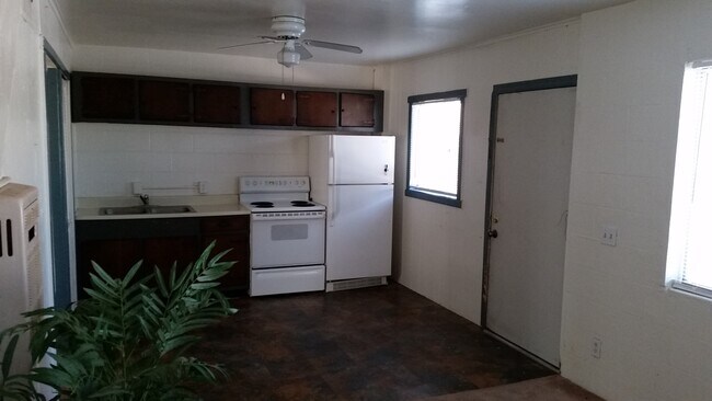 Building Photo - 1744 E Hedrick Dr