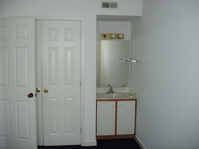 Building Photo - Chapel Hill - Mill Creek 4BR/2BA Condo