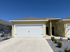 Building Photo - Luxury 3/2 Duplex in Seguin, Texas