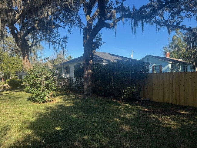 Building Photo - 8017 Oakwood St