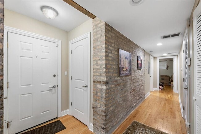 Building Photo - 1217 W Sunnyside Ave