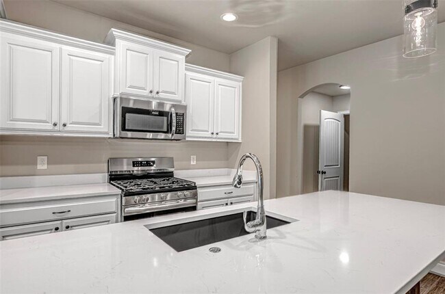 Building Photo - Beautiful 4 bedroom in Yukon