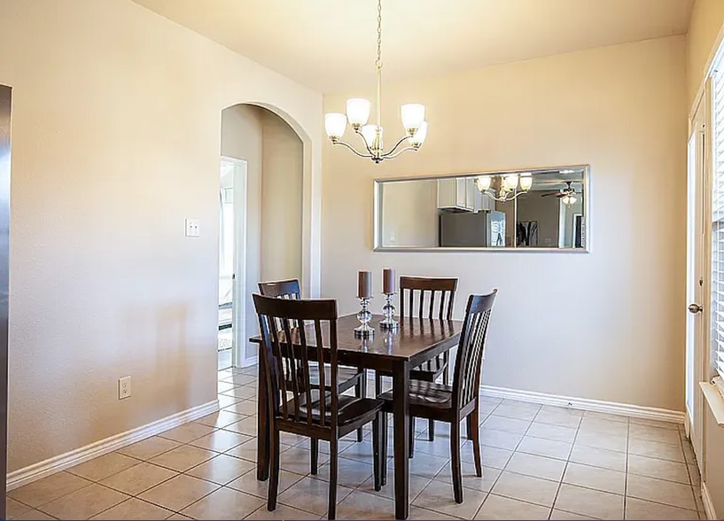 Building Photo - Room in House on Deadwood Ln