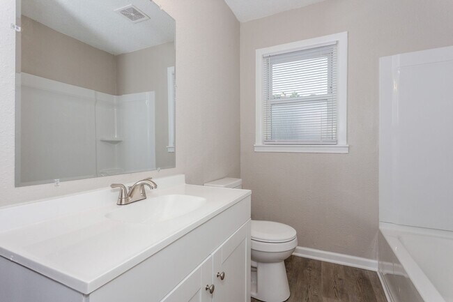 Building Photo - Spacious 4 bedroom home with 2 car garage