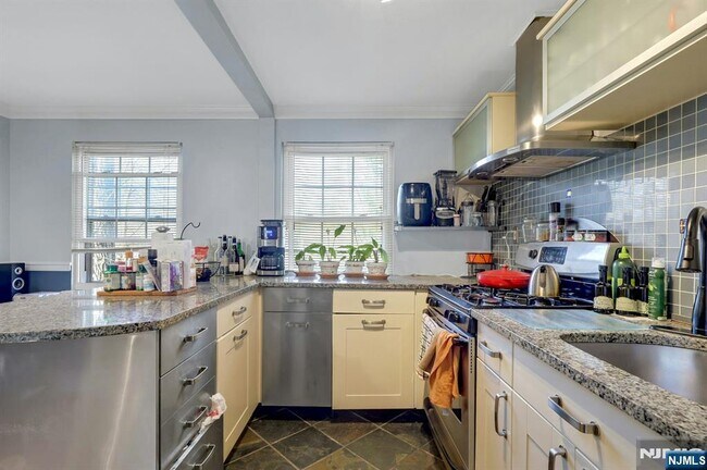 Building Photo - 190 Knickerbocker Rd