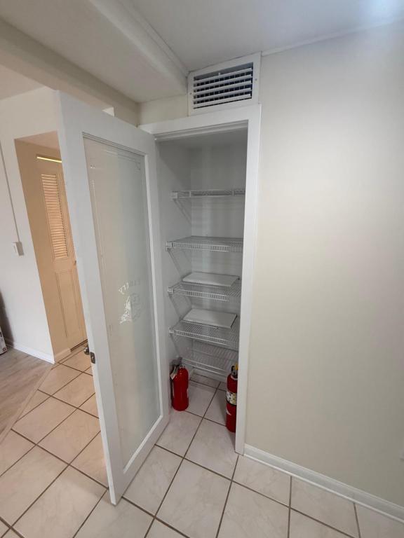 Building Photo - 925 N Halifax Ave