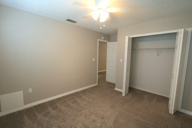 Building Photo - LOOK. Available now! 3bed,2bath, 2car Pine...