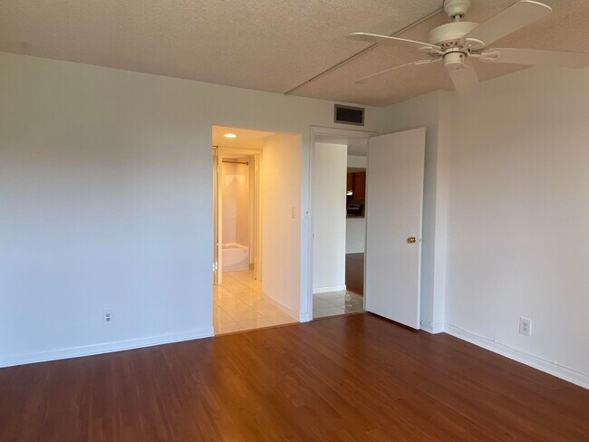 Building Photo - 11 Royal Palm Way