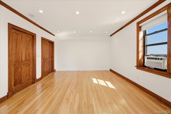 Building Photo - 300 Main St