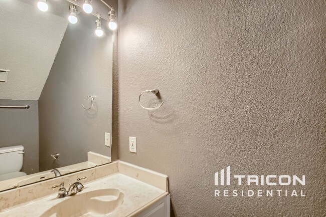 Building Photo - 3416 Tulip Ln