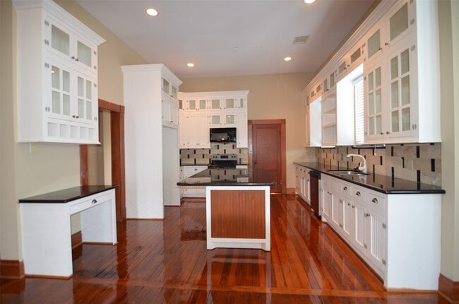 Building Photo - 1615 Houston Ave