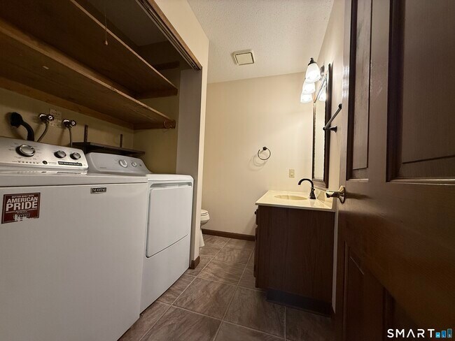 Building Photo - 504 Sandstone Dr