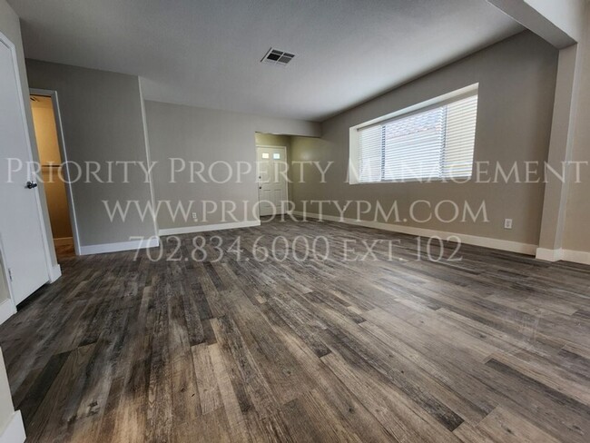 Building Photo - GORGEOUS~UPDATED~ 3 BEDROOM 2 BATH IN THE ...