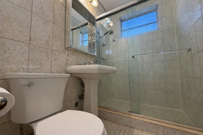 Building Photo - 4710 Pine Tree Dr