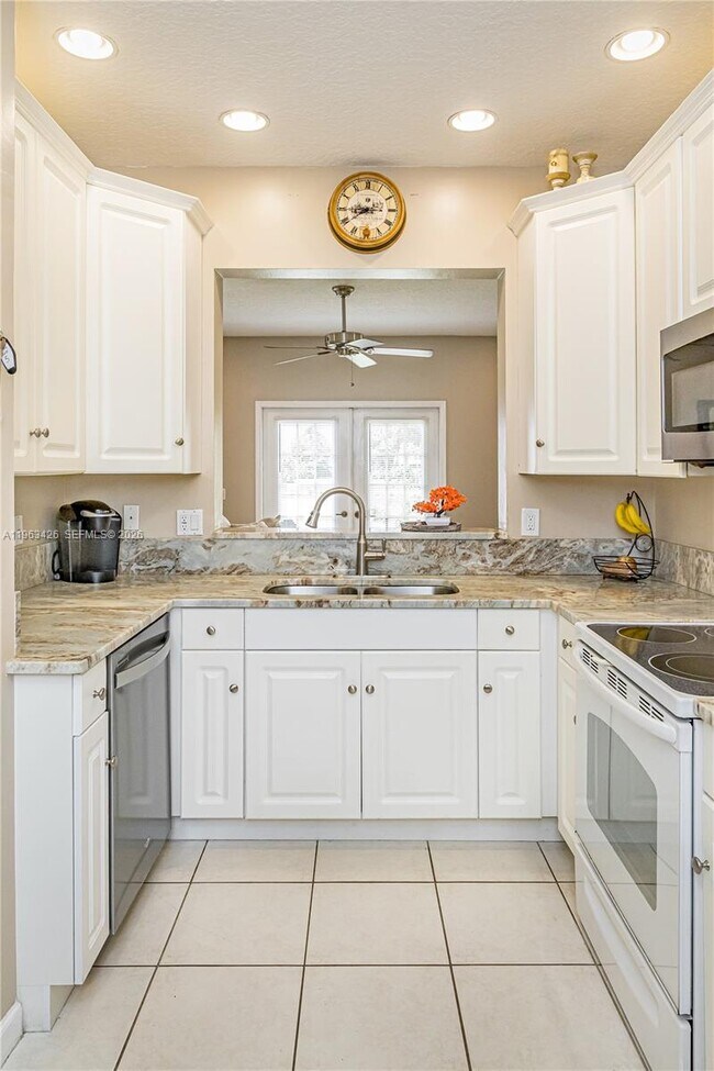 Building Photo - 1651 Hawthorne Pl